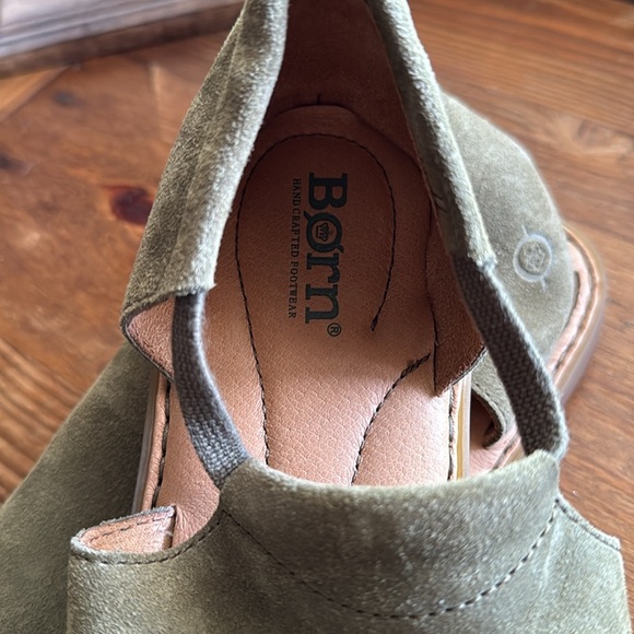 NWOB "Cove Modern" Green Suede Stylish Born Open-Toe Sandals Size 8 - Picture 3 of 4